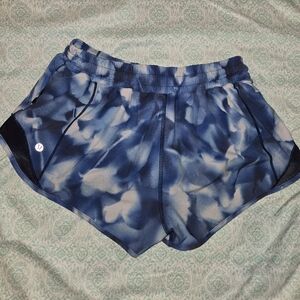 Lululemon Athletica Blue Tie-Dye Athletic Shorts Size 6 Low Rise 2.5"
